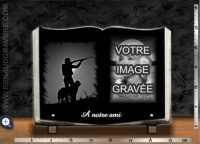 Plaque fun&eacute;raire Livre galb&eacute; + portrait grav&eacute; + motif chasseur + texte