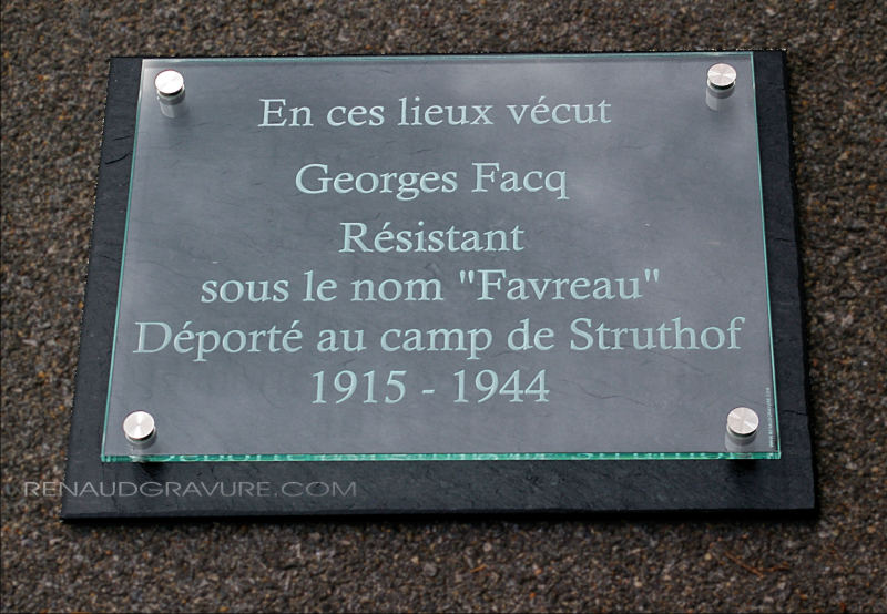 Plaque de comm&eacute;moration en ardoise naturelle cliv&eacute;e et verre v&eacute;ritable grav&eacute;, fixations en inox massif