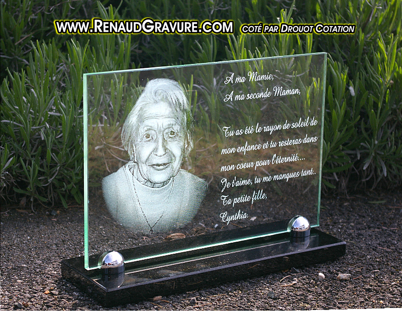 Portrait gravé sur plaque funeraire en verre véritable