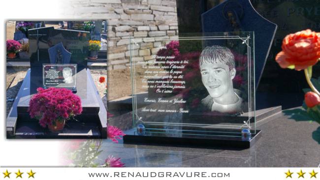 Plaque funéraire en verre