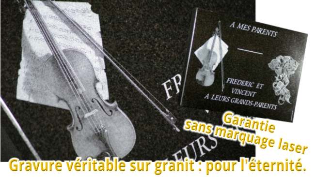 Une plaque funeraire musique avec un violon grav&eacute; et sa partition de musique.