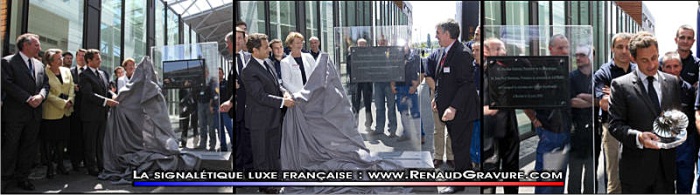 Plaques d'inauguration haut de gamme en ardoise naturelle et en verre grav&eacute; avec des entretoises en inox.