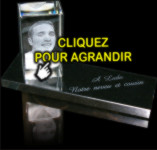 Cube de verre grav&eacute; d'un portrait avec un socle en granit