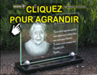 Portrait d'une dame grav&eacute; sur une plaque fun&eacute;raire en verre fix&eacute;e sur un socle en granit, parfaite tenue en exterieur