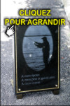 Dessin de p&ecirc;cheur sur une plaque fun&eacute;raire