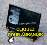 BMX sur article mortuaire dessus une tombe en cimeti&egrave;re