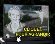 d&eacute;coration sur une plaque funeraire en verre d&eacute;cor&eacute;