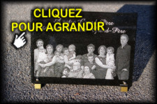 Famille grav&eacute;e sur une plaque fun&eacute;raire