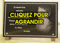 Objet comm&eacute;moratif &agrave; poser ou &agrave; fixer sur une tombe.