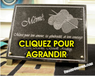 Plaque de tombe avec dessin de pelote de laine
