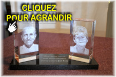 2 cubes de verre grav&eacute; fix&eacute;s sur un socle en granit personnalis&eacute; pour un monument fun&eacute;raire