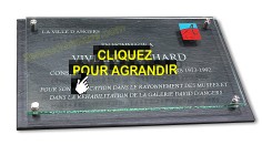 Plaque fun&eacute;raire en verre grav&eacute; avec photo sur article funeraire