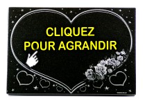 Bouquet de fleurs grav&eacute; sur une plaque pour d&eacute;c&egrave;s et tombe