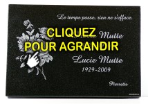 Plaque en granit avec un bouquet de roses et un texte grav&eacute;