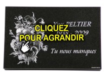 Bouquet de fleurs sur une plaque pour tombe