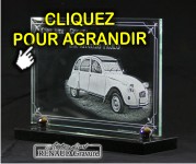 Voiture ancienne type 2cv grav&eacute;e sur une plaque de tombe en verre et socle granit