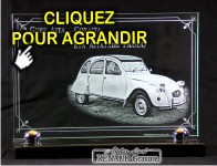 Voiture 2cv grav&eacute;e sur une plaque en verre v&eacute;ritable.