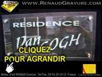 Plaque fun&eacute;raire en verre grav&eacute; avec photo sur article funeraire
