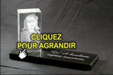 Photo grav&eacute;e sur un cube de verre et fix&eacute; sur un socle en granit personnalis&eacute; avec gravures de textes