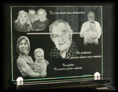 plusieurs portraits gravés sur une plaque funéraire en verre