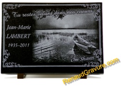 Paysage de nature grav&eacute; sur cette plaque en granit avec une barque et un laque. Cette plaque de deuil peut convenir &agrave; un p&ecirc;cheur.