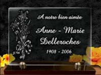 Bouquet de fleurs grav&eacute;es sur une plaque funeraire en verre