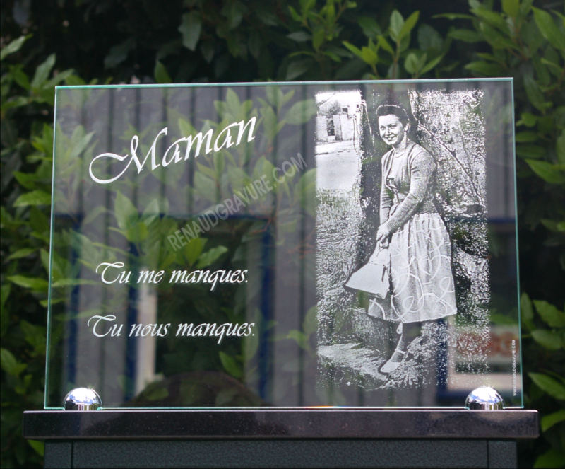 Plaque funeraire en verre