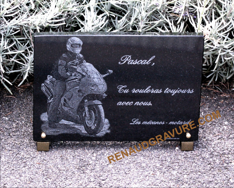 Motard sur plaque funeraire