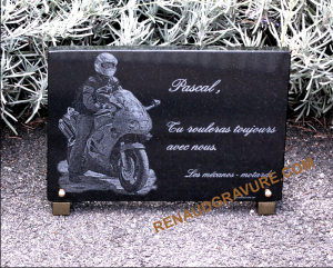 Moto sur plaque fun&eacute;raire