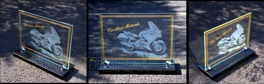 Plaque funeraire en verre