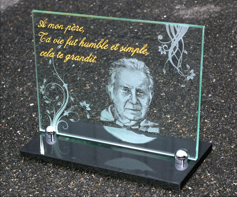 Portrait grav&eacute; sur plaque funeraire en verre