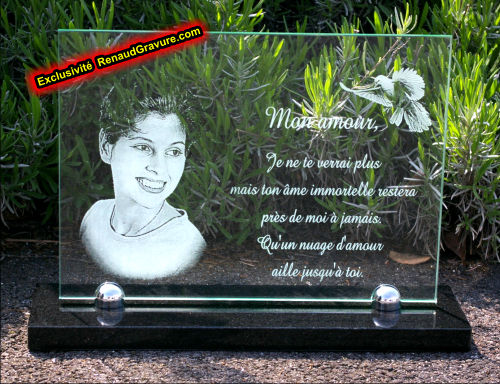 Article et plaque fun&eacute;raire personnalis&eacute;e en verre