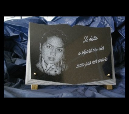 Portrait sur ^plaque fun&eacute;raire
