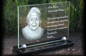 plaque fun&eacute;raire en verre