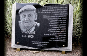 Plaque livre funeraire avec portrait grav&eacute; inalt&eacute;rable