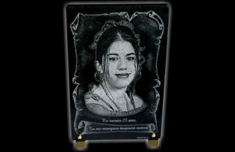 Plaque funeraire personnalis&eacute;e avec portrait grav&eacute; &agrave; la pointe diamant