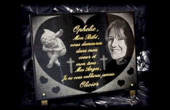 Coeur grav&eacute; sur plaques fun&eacute;raires personnalis&eacute;es