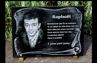 plaque fun&eacute;raire avec portrait grav&eacute;