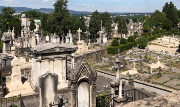 Cimetière de Loyasse à Lyon : histoire, visite et personnalisation du souvenir