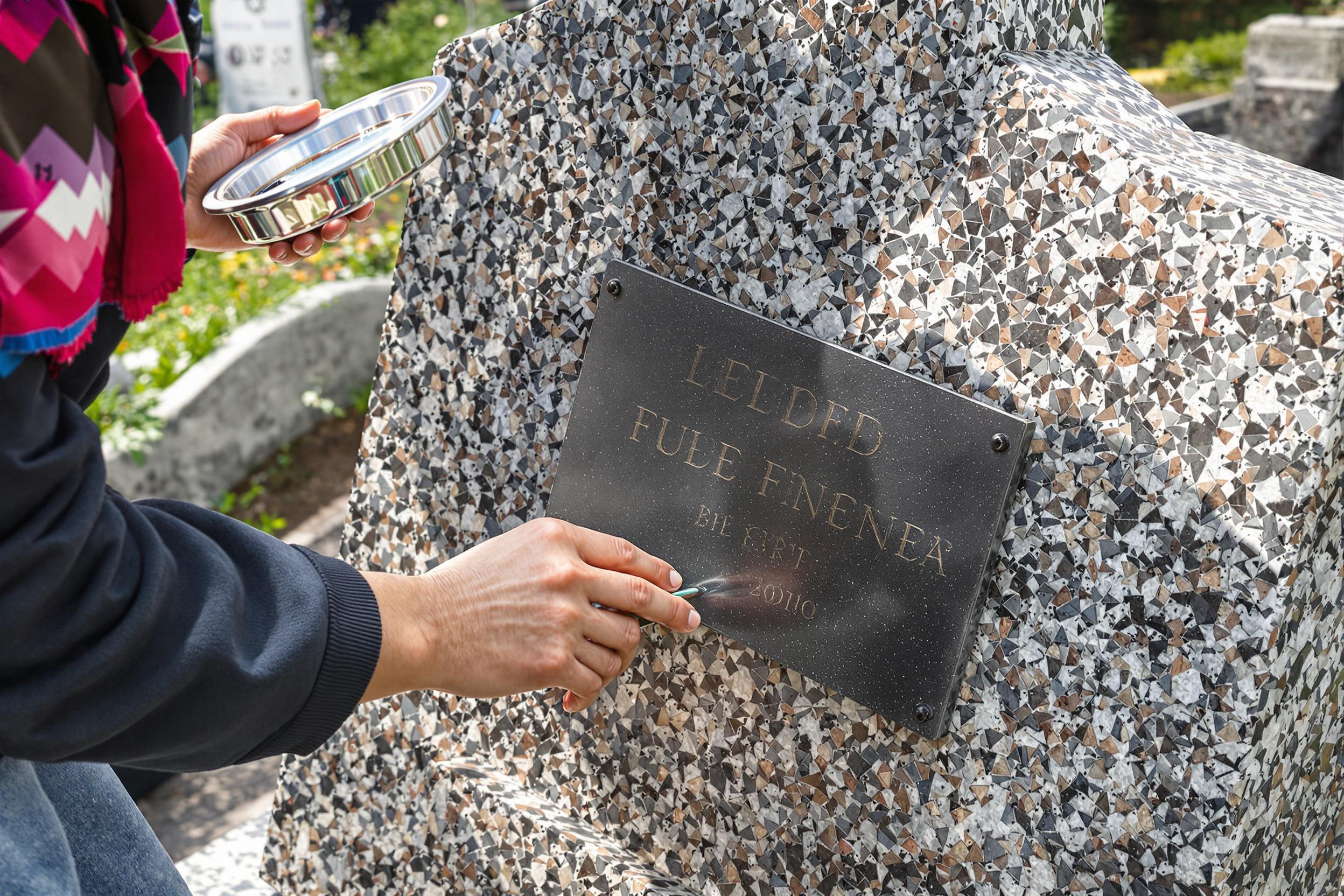 Qui peut poser une plaque funéraire ? Règles, droits et conseils