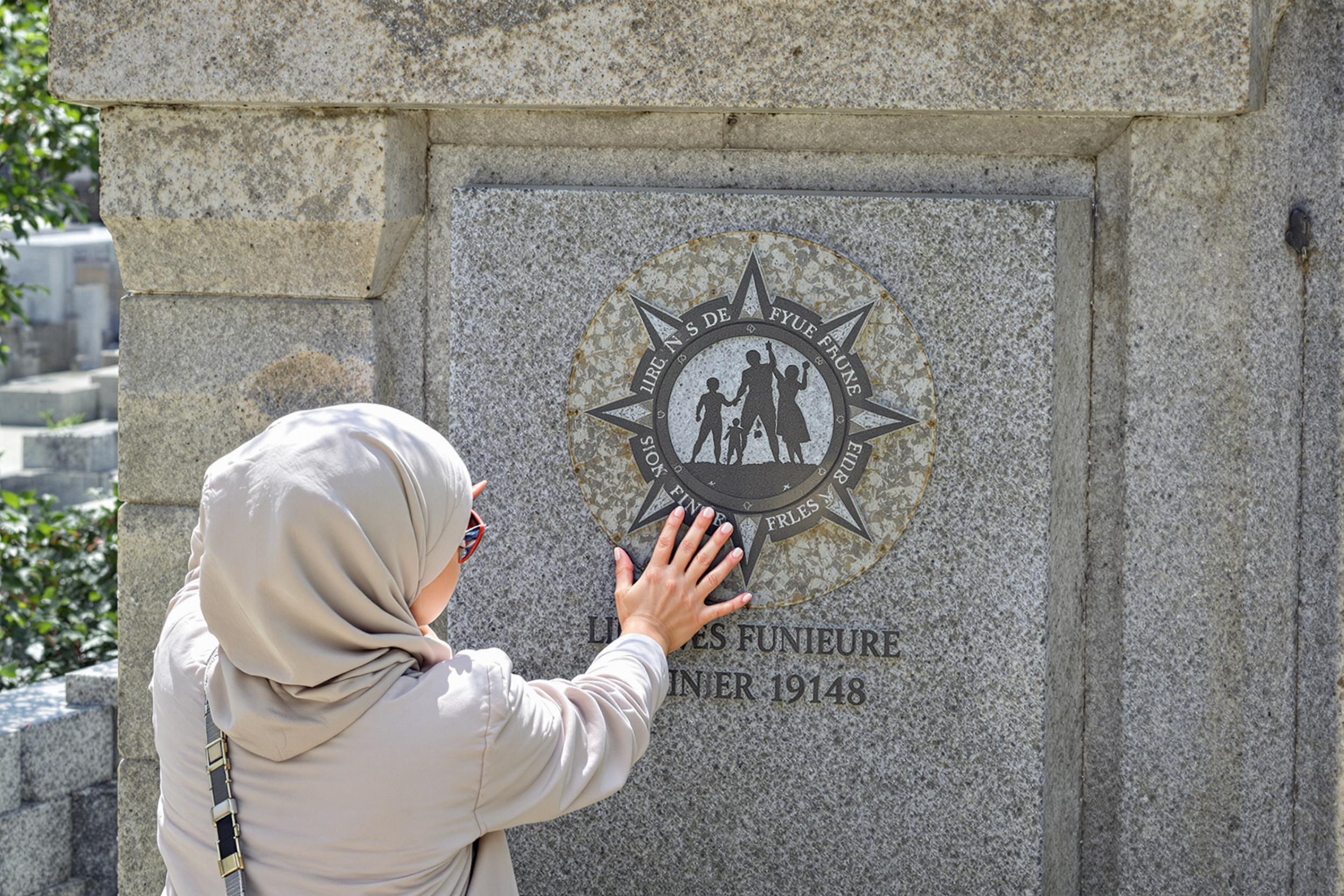 les droits de poser une plaque sur une tombe