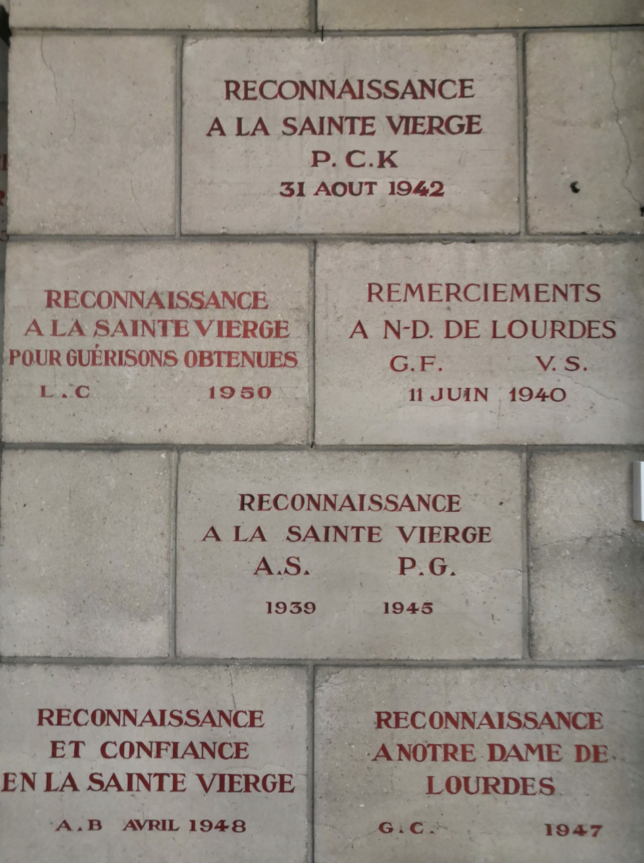 les ex-voto gravés en pierre