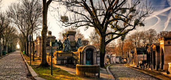 Plaques tombales personnalisées à Paris, cimetière du père Lachaise