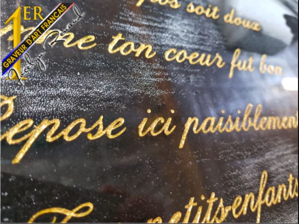 Gravure par sablage sur plaque funéraire