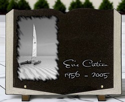 livre en granit, bateau voilier, photo porcelaine