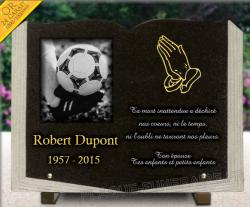 Plaque funeraire granit découpé en forme de livre + dorure 24 carats + dessin ballon de foot Ref : 239