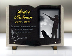 dorure, livre ouvert en granit, chasseur, coeur