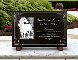 Plaque tombale en granit, cheval Ref : 303