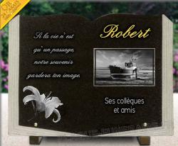 Plaque funéraire livre en granit marbre, fleurs, bateau, pêcheur en mer, dorure Ref : 332