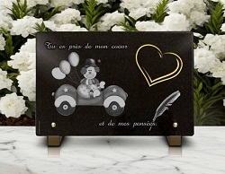 enfant, bébé, jouet voiture, coeur, dorure, plume, granit